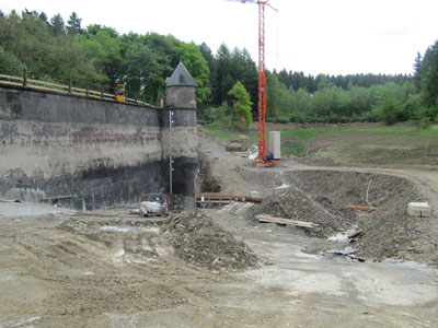 Bei Bauvorhaben in sensibler Natur, wie der Sanierung der Mauer einer Trinkwassertalsperre, ist eine ökologische Baubegleitung sinnvoll (Foto: Planungsbüro Zumbroich 2017).